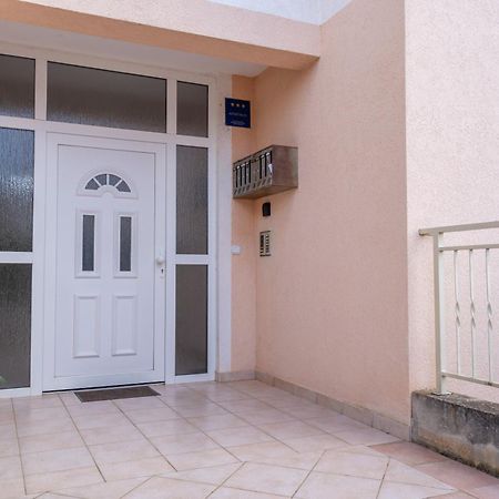 Charmante Wohnung Fusslaeufig Zum Meer In Funtana Exterior photo