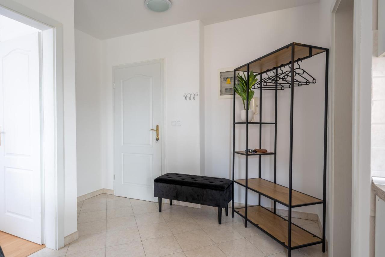 Charmante Wohnung Fusslaeufig Zum Meer In Funtana Exterior photo