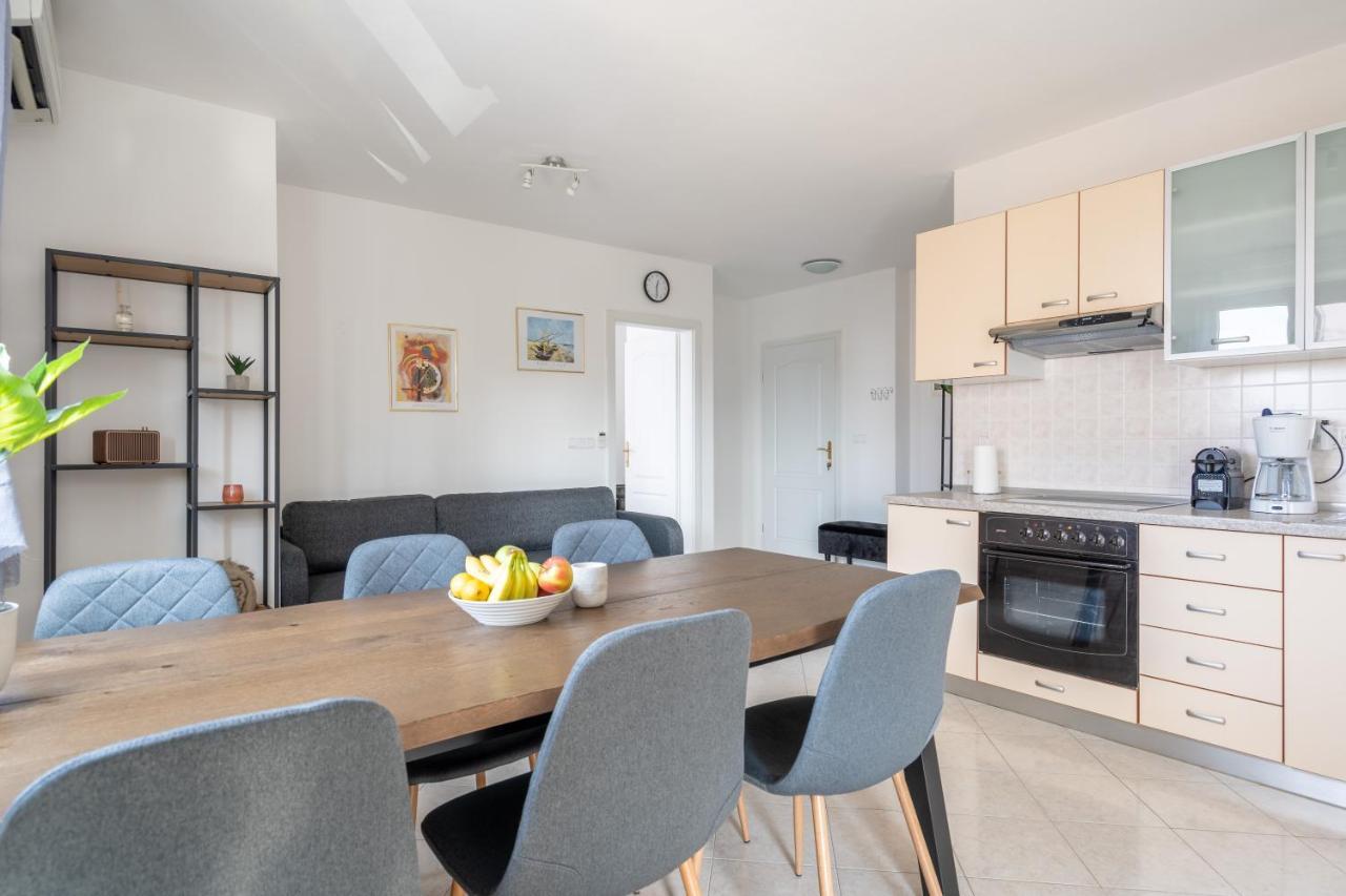 Charmante Wohnung Fusslaeufig Zum Meer In Funtana Exterior photo