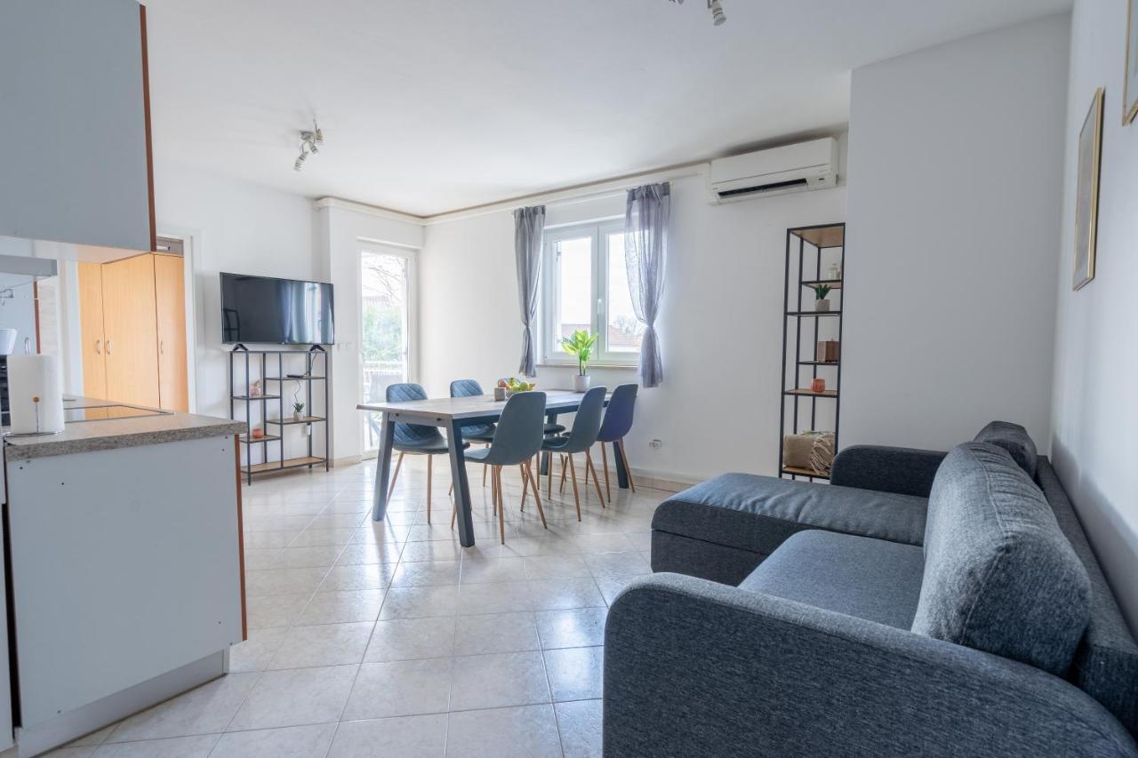 Charmante Wohnung Fusslaeufig Zum Meer In Funtana Exterior photo