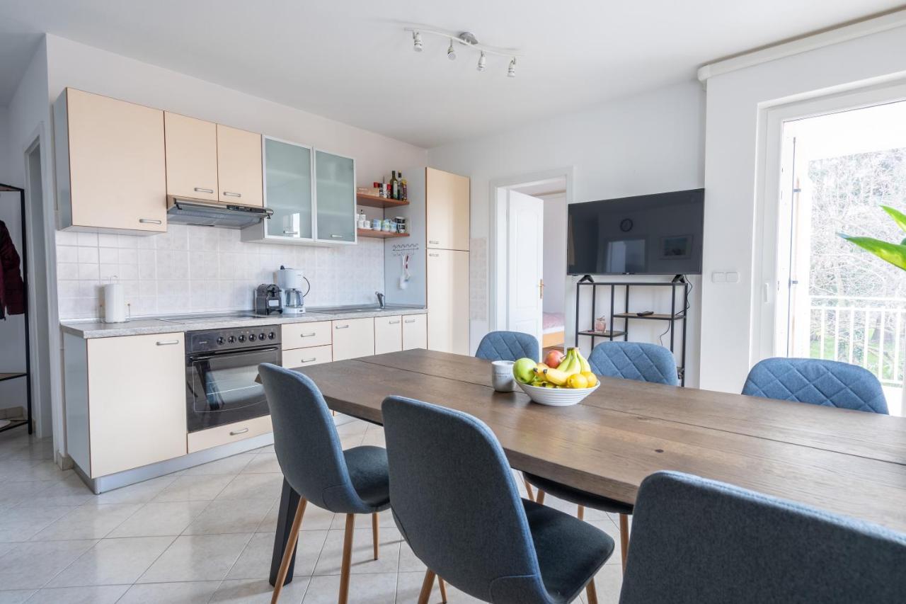 Charmante Wohnung Fusslaeufig Zum Meer In Funtana Exterior photo